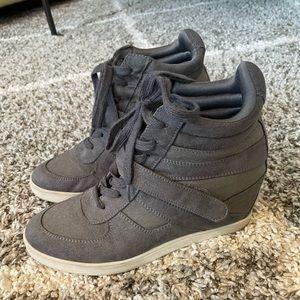 Madden Girl Gray platform sneakers, size 9.5